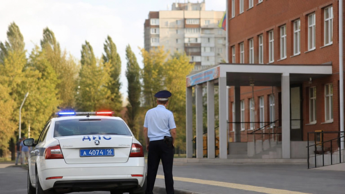 В Дзержинске эвакуировали как минимум три школы, учеников отпустили по домам