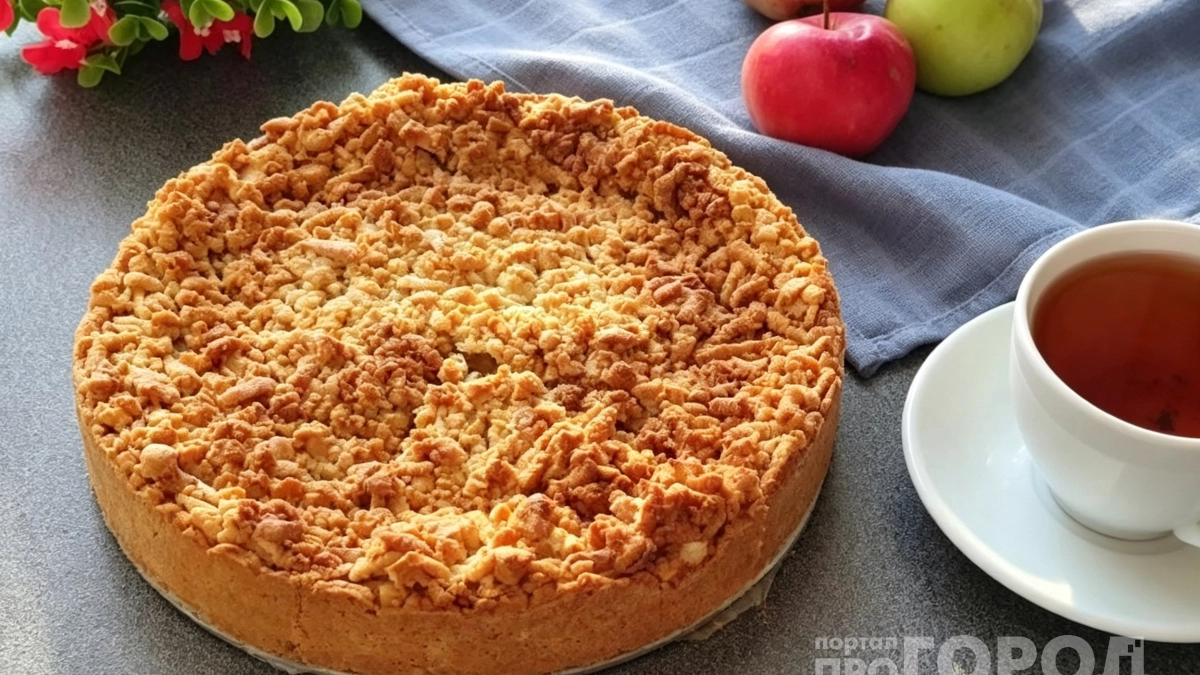 Вкуснее привычной шарлотки: яблочную сбричолату собираю за 20 минут — тесто просто крошу руками