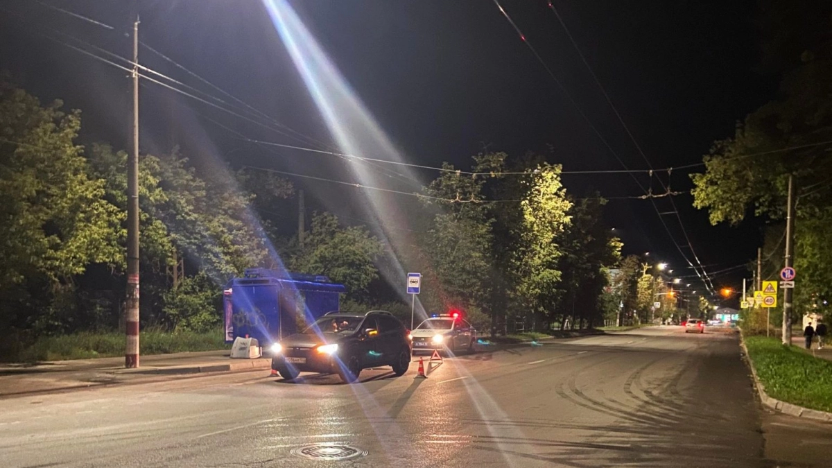 В Дзержинске иномарка сбила пешехода прямо возле остановки общественного транспорта