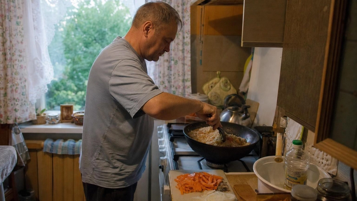 Почему ваш плов превращается в кашу: одна ошибка с луком и мясом лишает блюдо правильного рассыпчатого вкуса