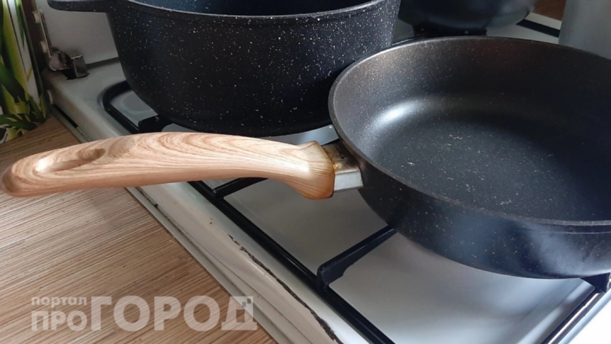 Больше не трачу силы на чистку сковородок: наношу этот бюджетный состав и нагар снимается одним движением