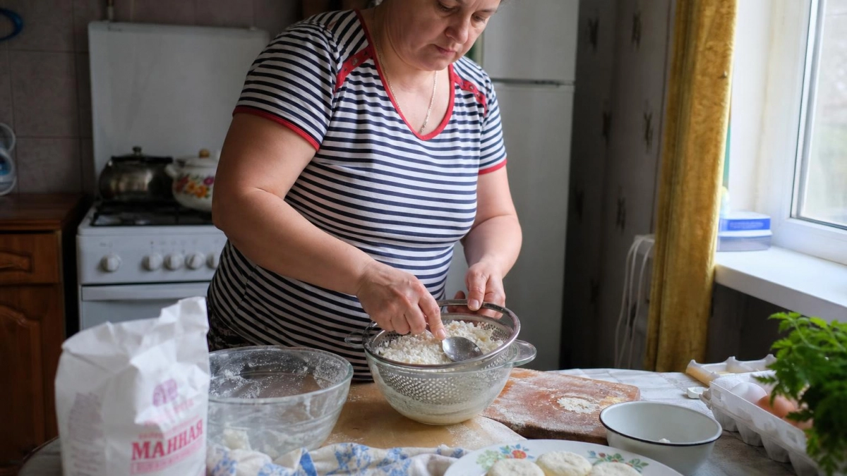 Перестаньте забивать сырники мукой: замените её этим продуктом и получите текстуру нежного творожного крема