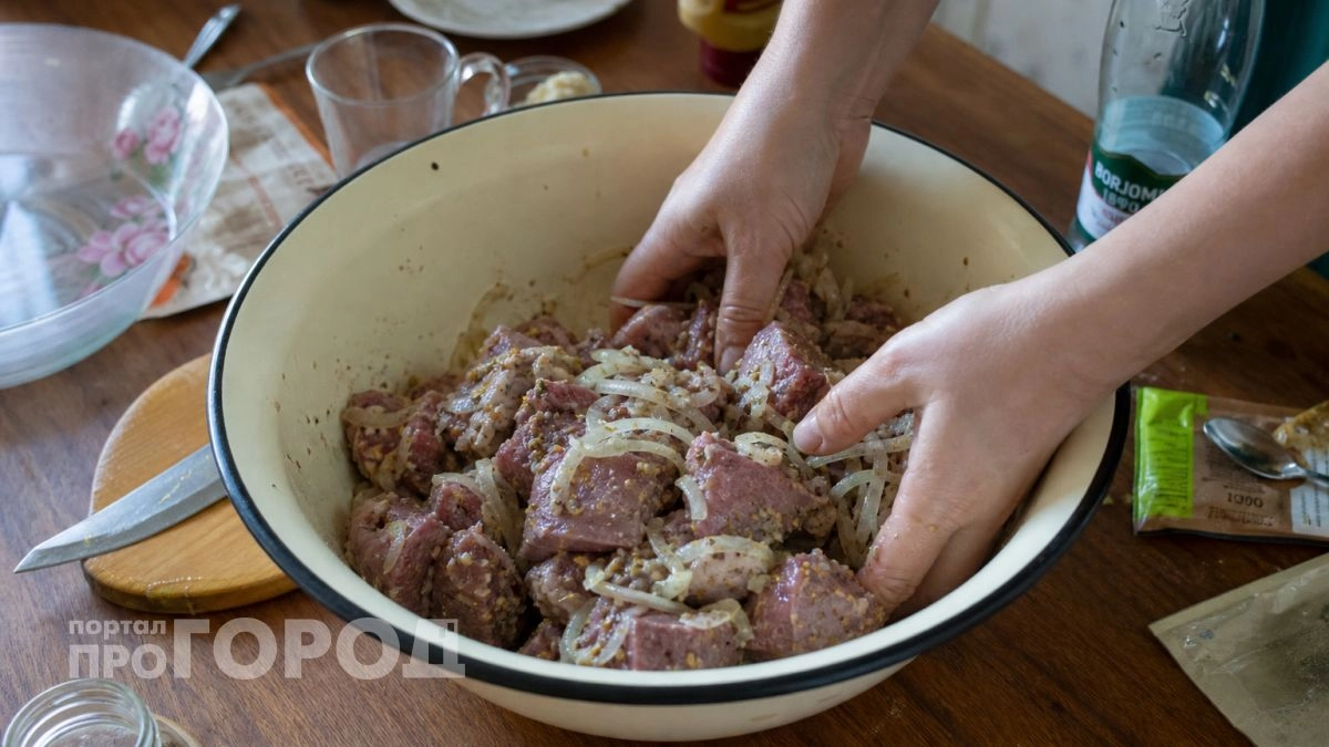Больше никакого жесткого мяса: добавляю этот простой аптечный ингредиент и шашлык становится нежнее масла