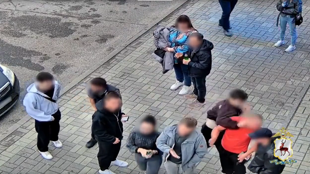 После утренней драки у клуба в Дзержинске мужчину увезли с пробитой головой