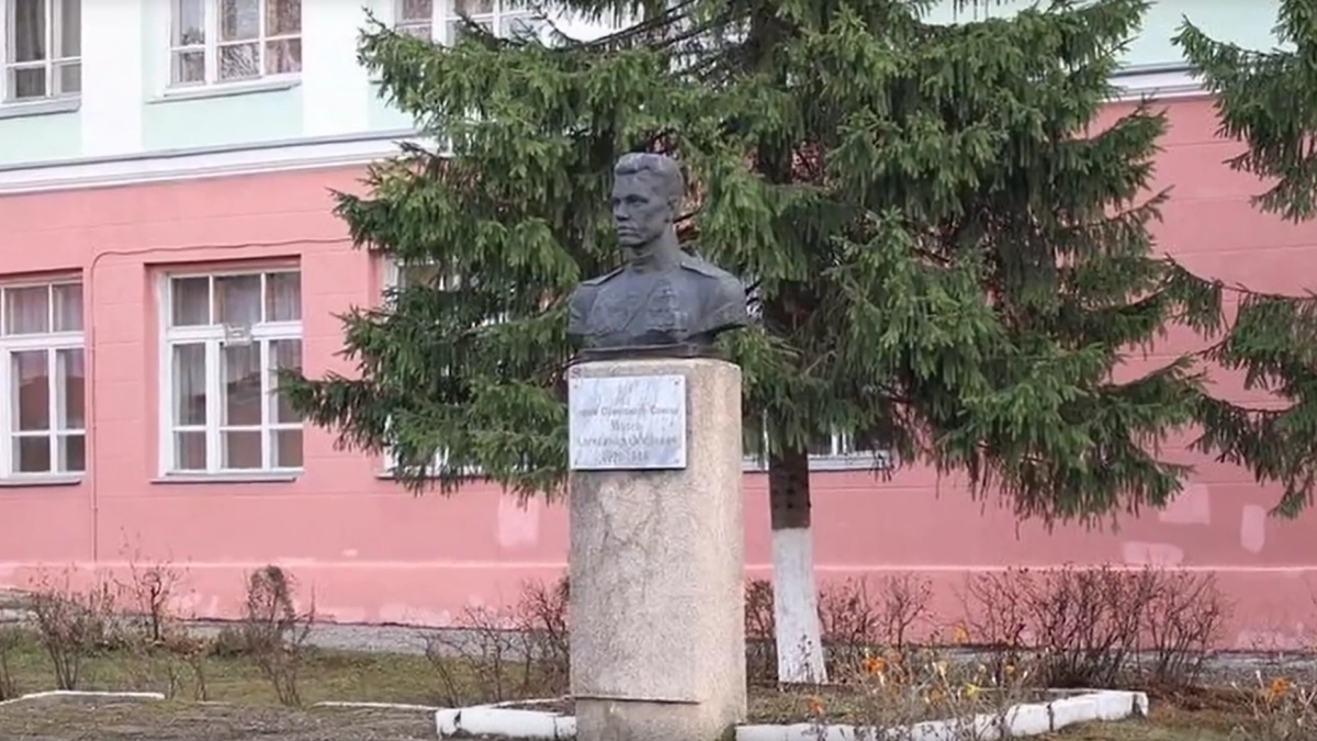 В Дзержинске отреставрированный бюст героя Молева вернули в новую школу