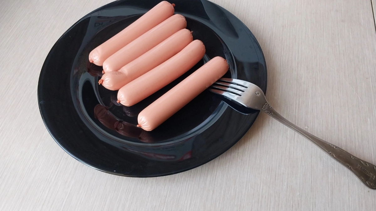 Сосиски будут намного вкуснее: запомните эти простые добавки при варке - улучшат даже дешевый продукт