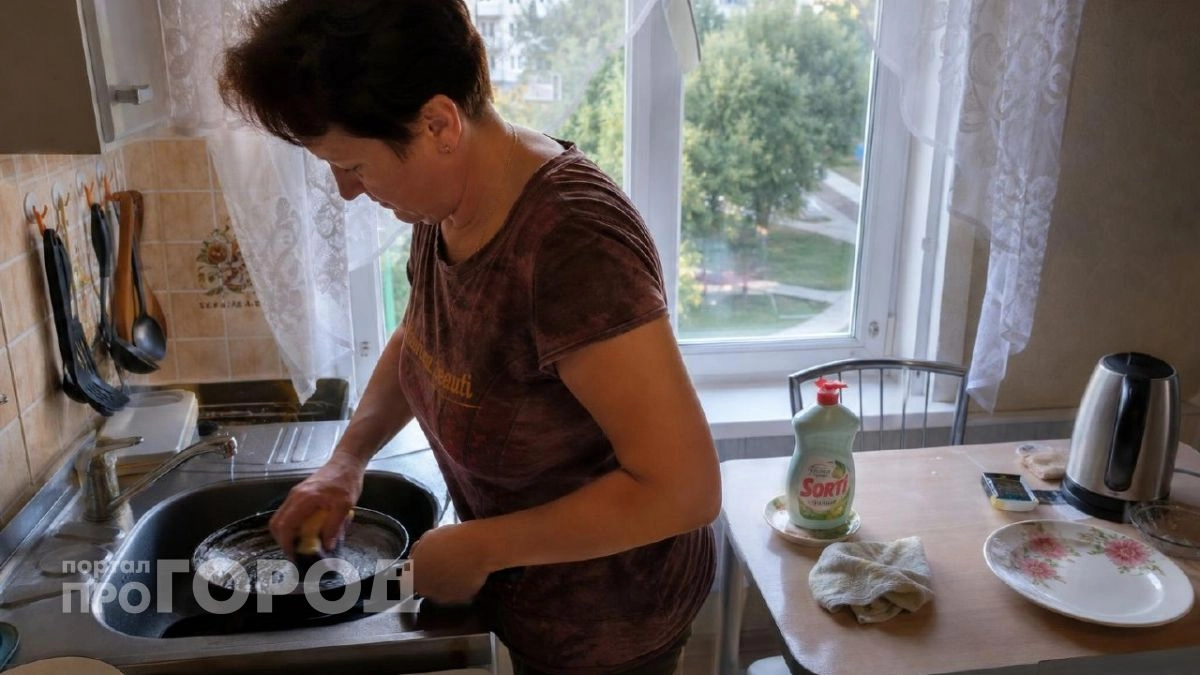 Хватит драить сковороду до боли в руках: метод двух стаканов удаляет даже вековой нагар за один простой заход