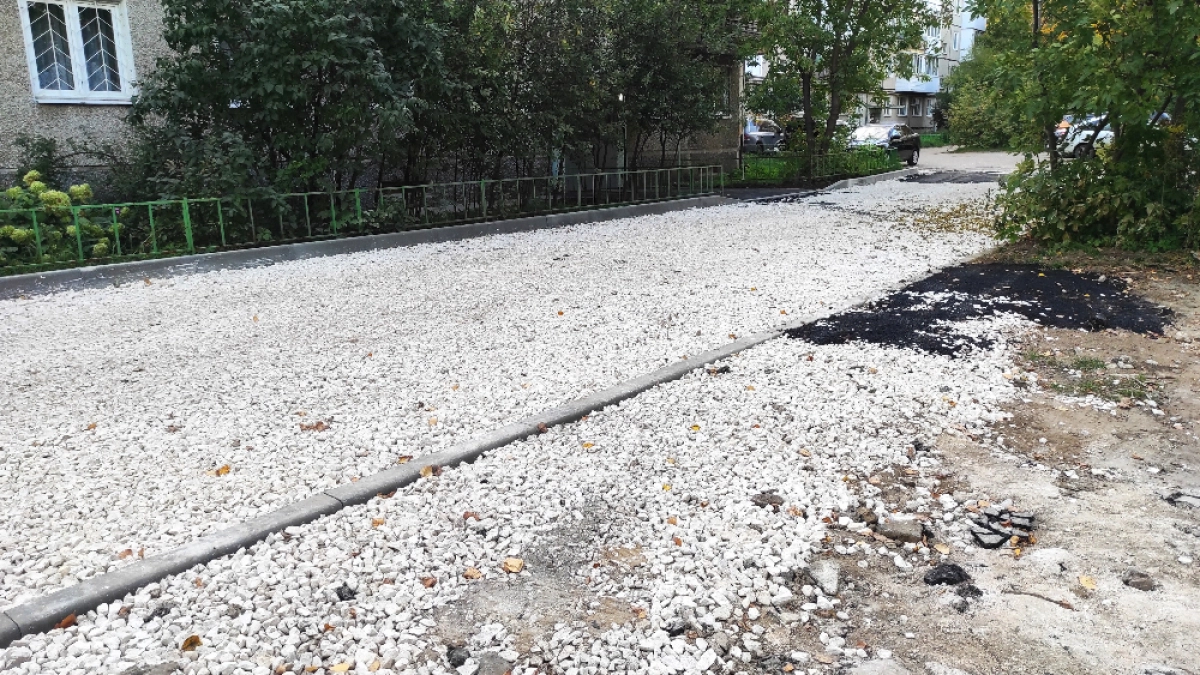 На проспекте Циолковского начали асфальтировать проезд возле дома номер 45А