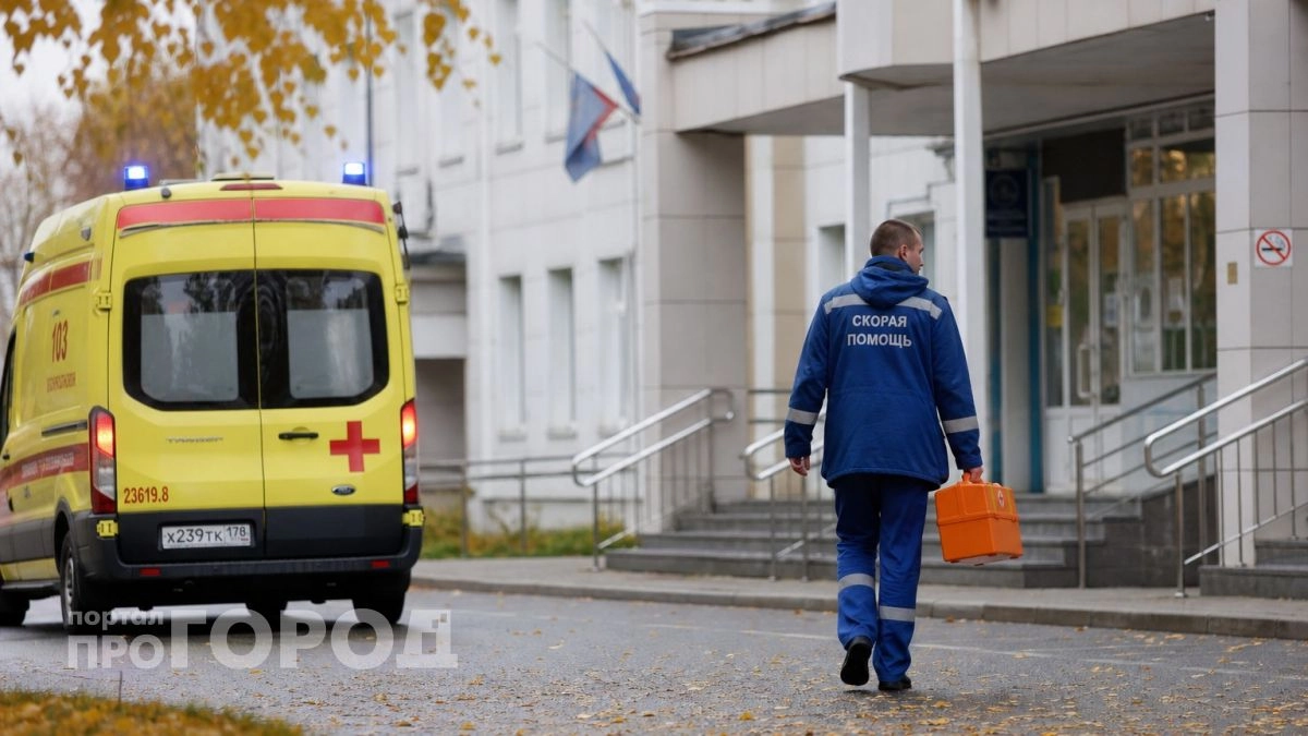 В Нижегородской области отечественная легковушка на скорости протаранила трактор