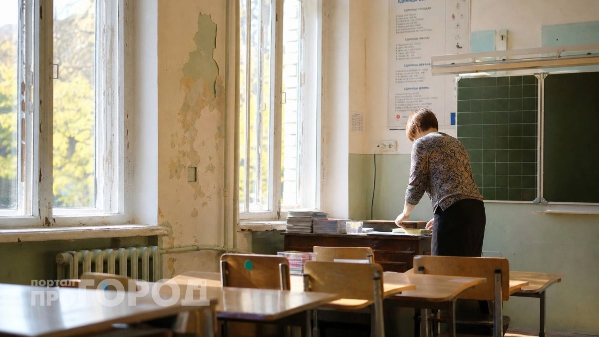 Здание школы с вековой историей в Дзержинске окропили святой водой