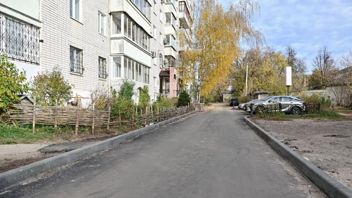 Дворы девяти домов в Дзержинске получили новый асфальт, фонари и лавочки