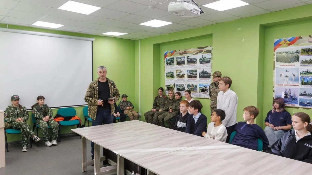 Бойцы СВО показали школьникам Дзержинска тактику перехвата и пуска дронов