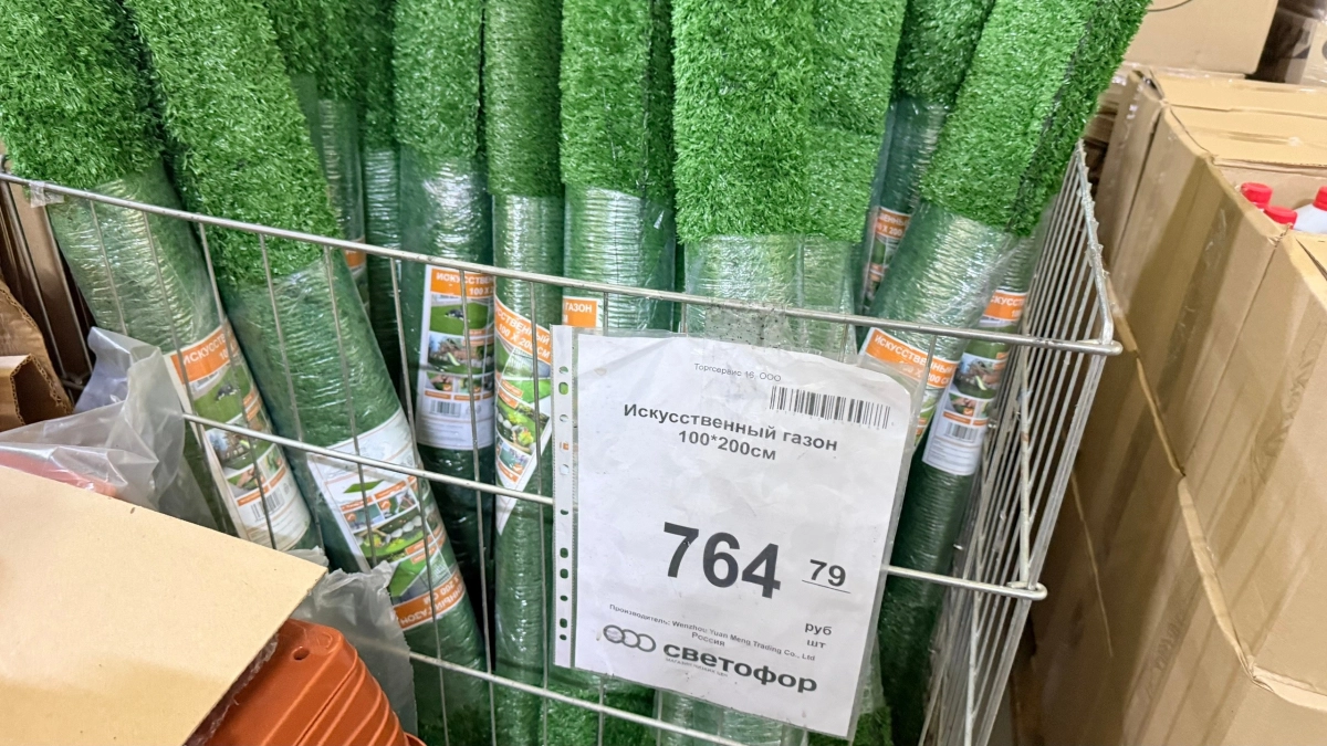 Веранду укрываю «травяным ковром» из Светофора: босым ногам приятно, а пространство всегда выглядит по-летнему