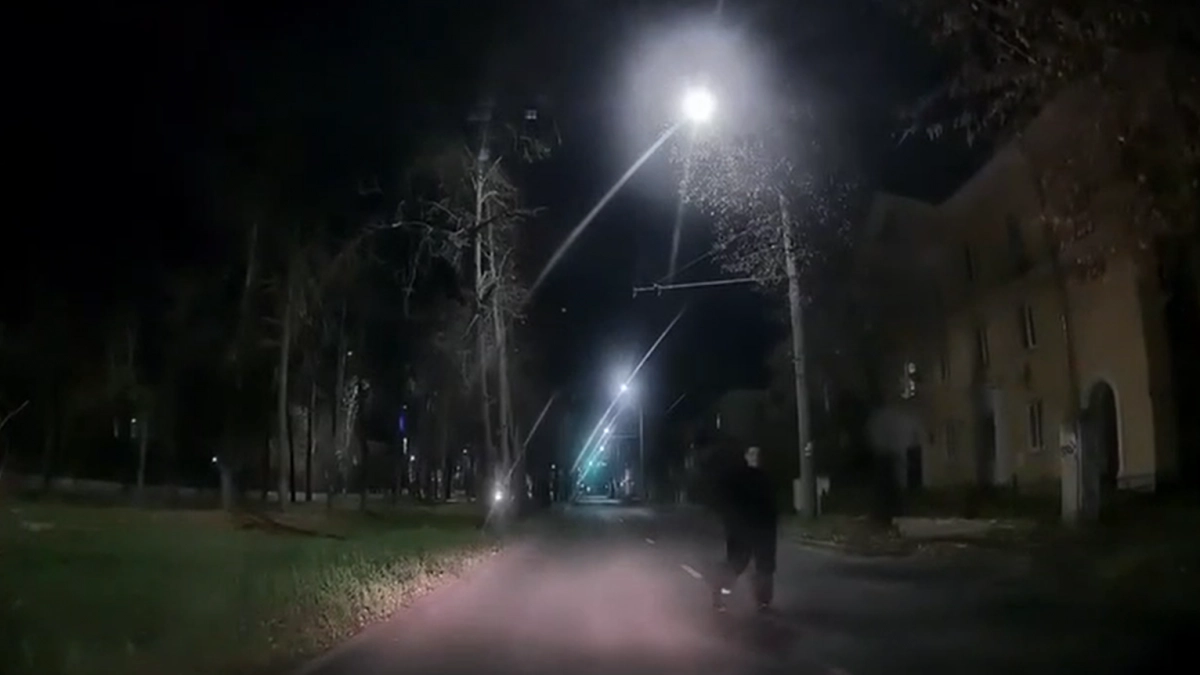 В Дзержинске неадекватный мужчина прыгает под колеса машин у детской наркологии
