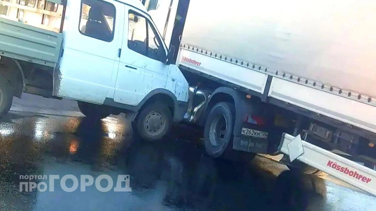 Под Дзержинском "ГАЗель" протаранила фуру и пробила бак с топливом