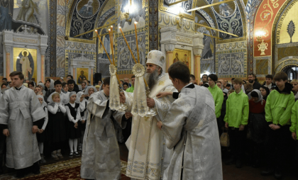 Дзержинские семьи встретили Рождество в храмах при свете тысяч свечей