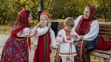 Седьмой международный конкурс объединяет семьи в национальных костюмах