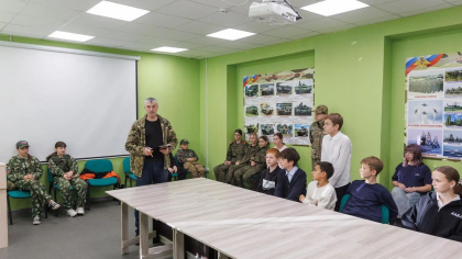Бойцы СВО показали школьникам Дзержинска тактику перехвата и пуска дронов
